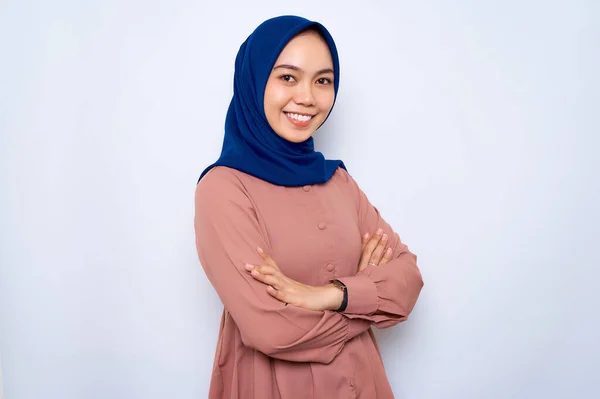 Beautiful Smiling Asian Muslim Woman Pink Shirt Crossed Arms Chest — Φωτογραφία Αρχείου