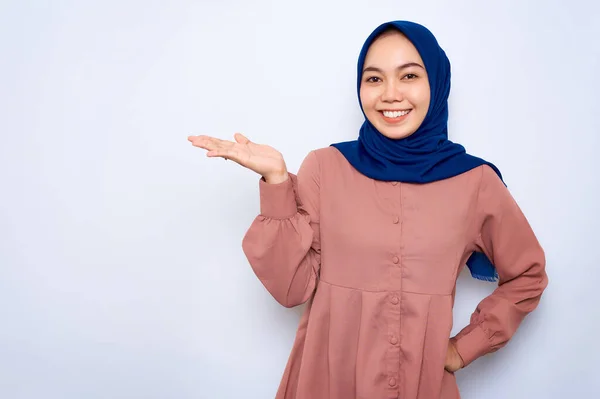Mosolygó Fiatal Ázsiai Muszlim Rózsaszín Ing Mutatja Másolás Helyet Tenyéren — Stock Fotó