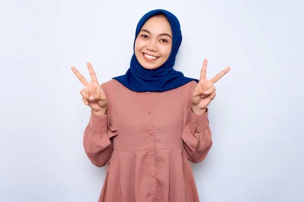 Uśmiechnięta Młoda Azjatycka Muzułmanka Różowej Koszuli Patrząca Kamerę Pokazująca Znak — Zdjęcie stockowe