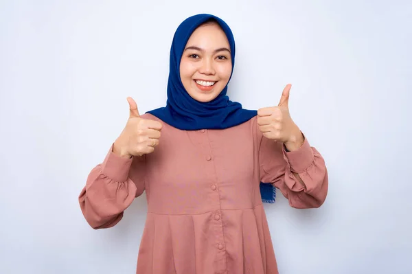 Cheerful Young Asian Muslim Woman Pink Shirt Showing Thumbs Gesture — ストック写真