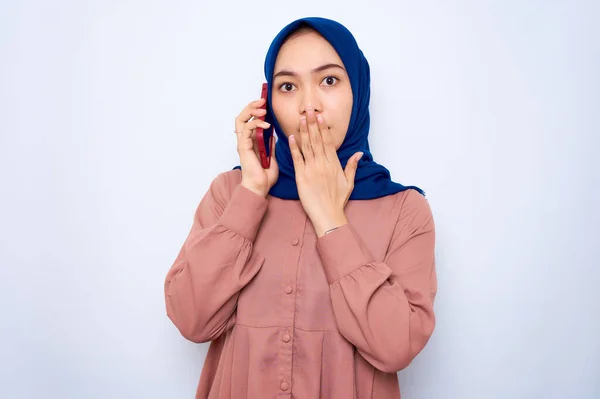 Amazed Young Asian Woman Pink Shirt Talking Mobile Phone Covering — Fotografia de Stock
