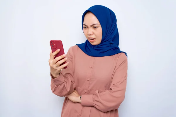 Dühös Fiatal Ázsiai Muszlim Rózsaszín Ingben Mobiltelefon Elszigetelt Fehér Háttér — Stock Fotó
