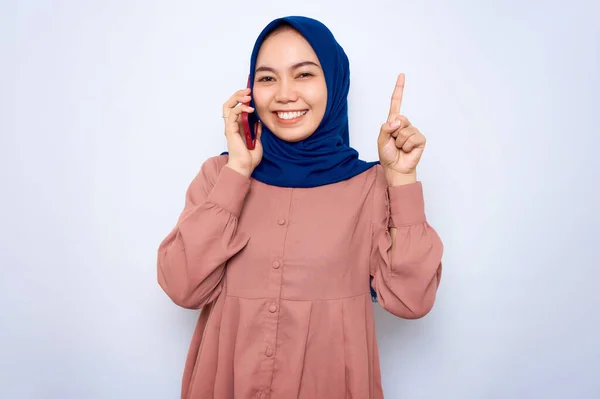 Smiling Young Asian Muslim Woman Pink Shirt Talking Mobile Phone — Stok fotoğraf