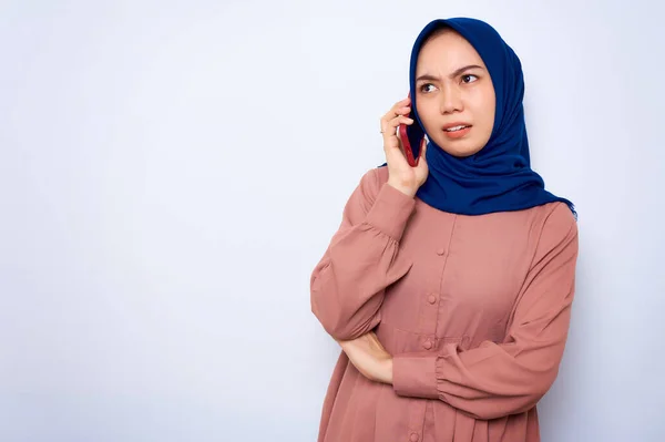 Confused Young Asian Muslim Woman Pink Shirt Talking Mobile Phone — Φωτογραφία Αρχείου