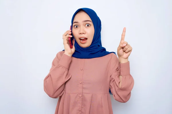 Amazed Young Asian Muslim Woman Pink Shirt Holding Mobile Phone — Fotografia de Stock