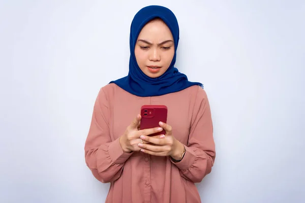 Lenyűgözött Fiatal Ázsiai Muszlim Rózsaszín Ing Segítségével Mobiltelefon Kapott Hír — Stock Fotó