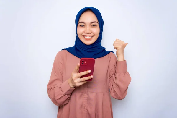 Excited Young Asian Muslim Woman Pink Shirt Using Mobile Phone — Stok fotoğraf