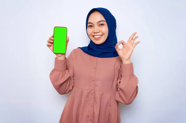 Smiling Young Asian Muslim Woman Showing Mobile Phone Blank Screen — Stok fotoğraf