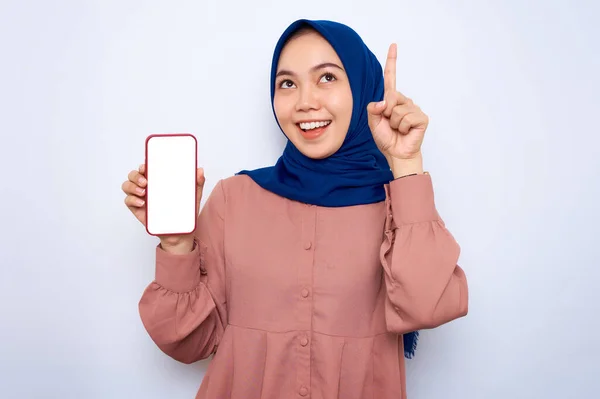 Portrait Smiling Young Asian Muslim Woman Showing Blank Screen Mobile — Stok fotoğraf