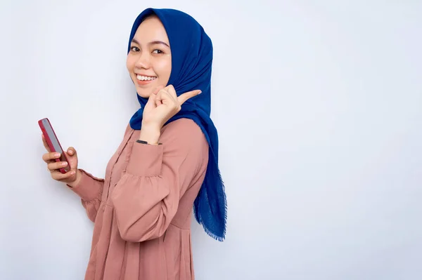 Smiling Young Asian Muslim Woman Pink Shirt Holding Mobile Phone — 스톡 사진