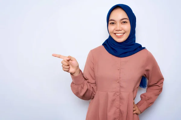 Cheerful Young Asian Muslim Woman Pink Shirt Pointing Fingers Aside — Fotografia de Stock