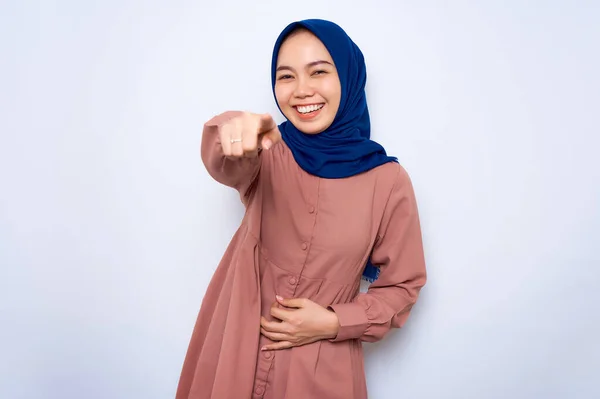Overjoyed Young Asian Muslim Woman Pink Shirt Pointing Fingers Camera — Fotografia de Stock