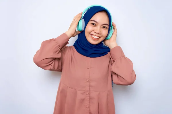 Smiling Young Asian Muslim Woman Pink Shirt Listening Music Headphones — стоковое фото