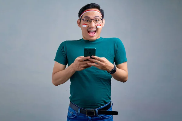 Shocked Young Asian Man Casual Shirt Holding Mobile Phone Looking — Stok fotoğraf