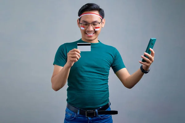 Smiling Young Asian Man Casual Shirt Using Mobile Phone Showing — Φωτογραφία Αρχείου