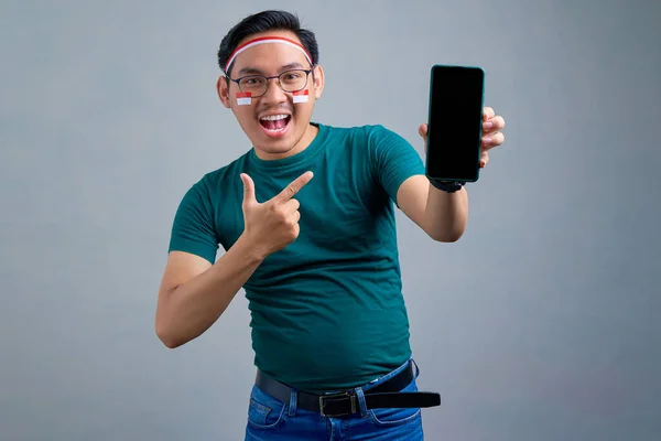 Excited Young Asian Man Casual Shirt Showing Blank Screen Mobile — Fotografia de Stock