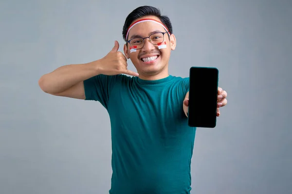 Cheerful Young Asian Man Casual Shirt Showing Mobile Phone Blank — Φωτογραφία Αρχείου