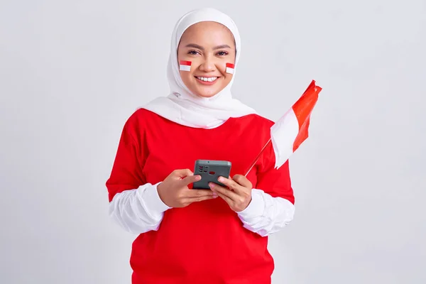 Cheerful Young Asian Muslim Woman Red White Shirt Using Mobile — Fotografia de Stock