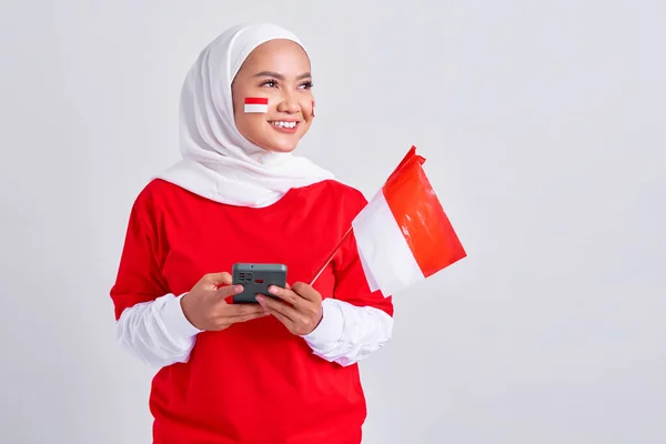 Cheerful Young Asian Muslim Woman Red White Shirt Using Mobile — Fotografia de Stock