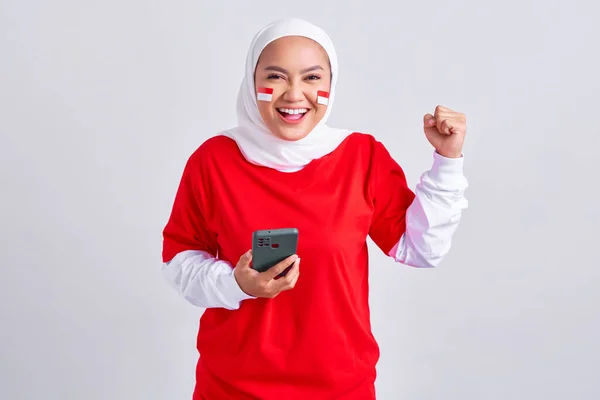 Excited Young Asian Muslim Woman Red White Shirt Holding Mobile — Fotografia de Stock