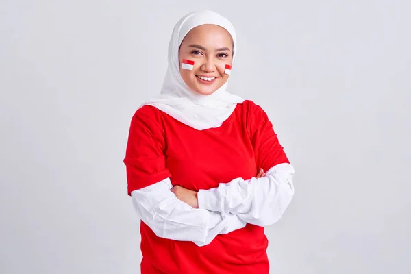 Smiling Young Asian Muslim Woman Red White Shirt Crossed Arms — Zdjęcie stockowe