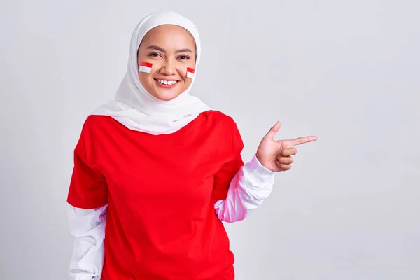 Happy Young Asian Muslim Woman Red White Shirt Pointing Fingers — Zdjęcie stockowe