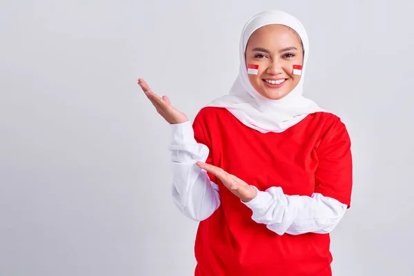 Cheerful Young Asian Muslim Woman Red White Shirt Showing Palm — Fotografia de Stock