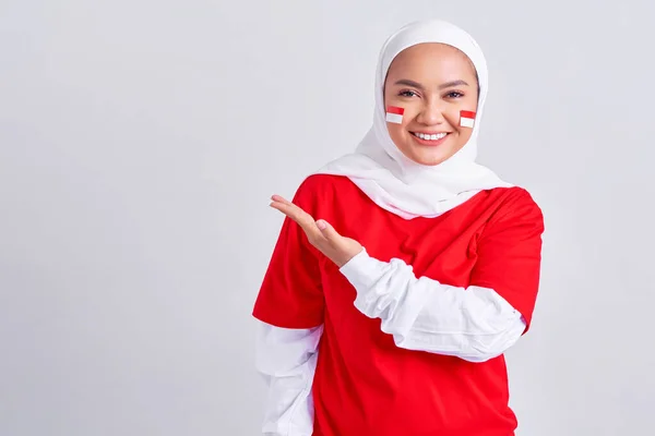 Cheerful Young Asian Muslim Woman Red White Shirt Showing Palm — Stockfoto