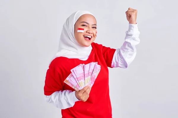 Excited Young Asian Muslim Woman Red White Shirt Holding Cash — Fotografia de Stock