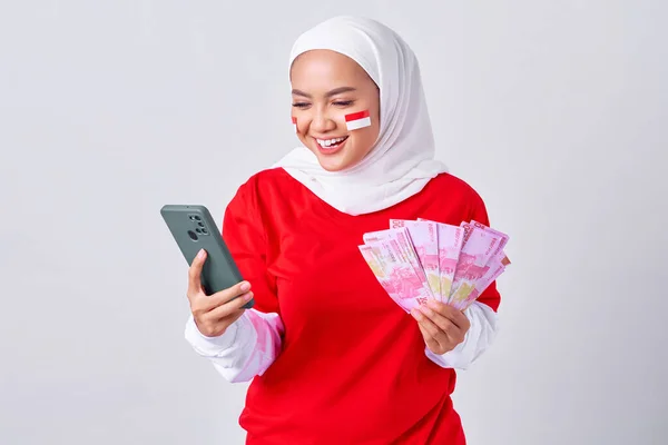 Smiling Young Asian Muslim Woman Red White Shirt Holding Mobile — Fotografia de Stock
