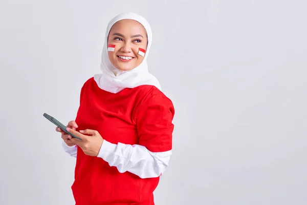 Smiling Young Asian Muslim Woman Red White Shirt Using Mobile — Fotografia de Stock