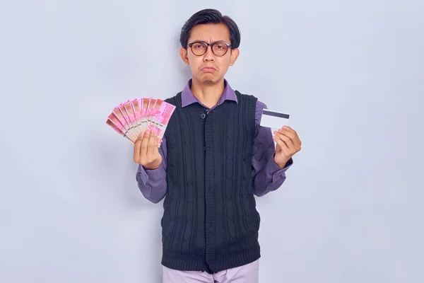 Портрет Збентеженого Молодого Азіатського Чоловіка Одязі Сорочки Який Тримає Гроші — стокове фото