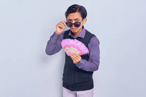 Здивований Молодий Азіатський Бізнесмен Який Тримає Гроші Рупіях Знімає Окуляри — стокове фото