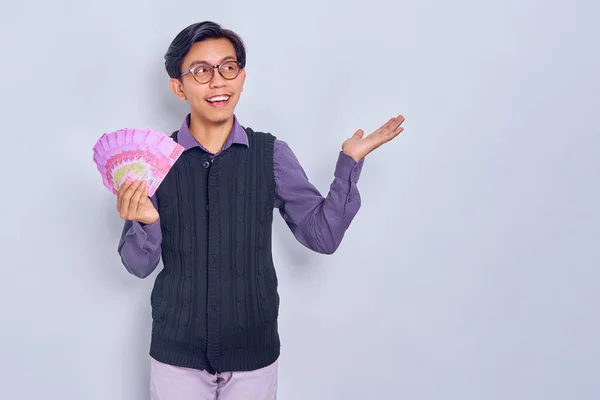 Веселий Молодий Вродливий Азіатський Чоловік Сорочці Який Тримає Гроші Банкнотах — стокове фото