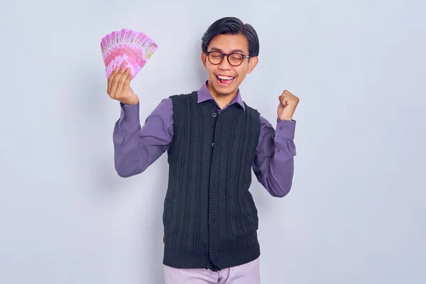 Portret Van Een Opgewonden Jonge Knappe Aziatische Zakenman Die Contant — Stockfoto