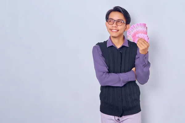 Посміхаючись Молодий Азійський Студент Тримає Гроші Банкнотах Рупії Дивиться Порожній — стокове фото