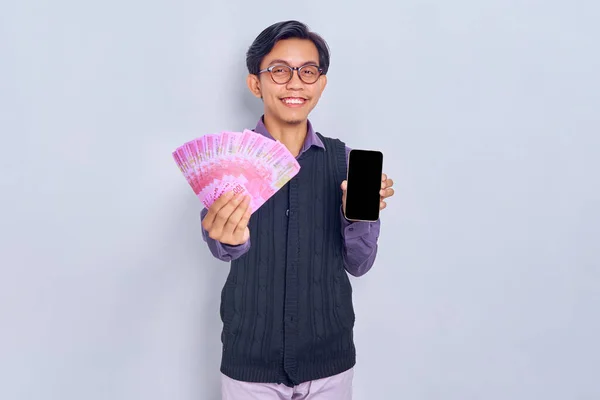 Усміхнений Молодий Азіат Червоній Сорочці Показує Чистий Екран Мобільного Телефону — стокове фото