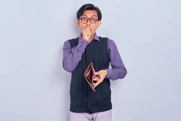 Retrato Chocado Jovem Ásia Homem Vestindo Camisa Colete Mostrando Vazio — Fotografia de Stock