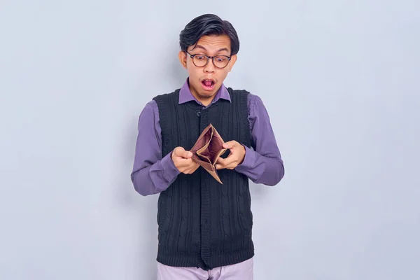 Retrato Chocado Jovem Ásia Homem Vestindo Camisa Colete Olhando Para — Fotografia de Stock