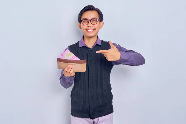 Portrét Usmívajícího Mladého Asijského Muže 30S Sobě Košili Vestu Ukazující — Stock fotografie