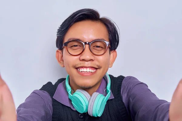 Посміхаючись Гарному Хлопцю Азії Років Сорочці Він Робить Фотосесії Мобільному — стокове фото