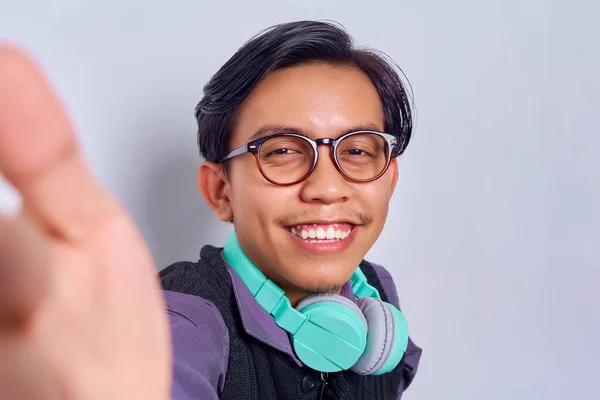 Glimlachende Knappe Jonge Aziatische Man Shirt Outfit Doet Selfie Fotoshoot — Stockfoto