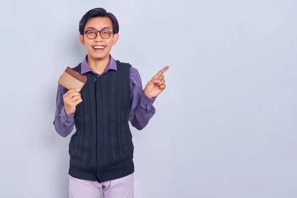 Portret Van Een Lachende Jonge Aziatische Man Met Een Overhemd — Stockfoto