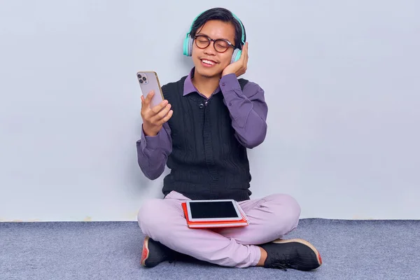 Πορτρέτο Του Χαλαρό Επαγγελματίας Νεαρός Ασιάτης Γυαλιά Ακούγοντας Μουσική Ακουστικά — Φωτογραφία Αρχείου