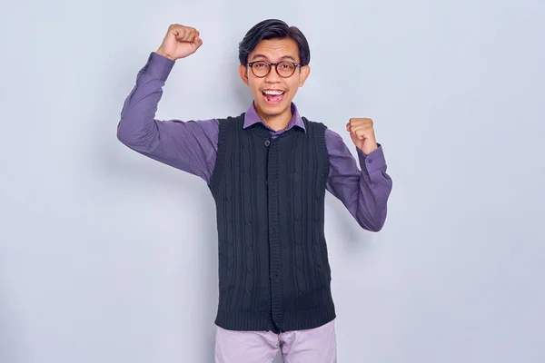 Jovem Asiático Excitado Camisa Casual Colete Celebrando Vitória Sucesso Com — Fotografia de Stock