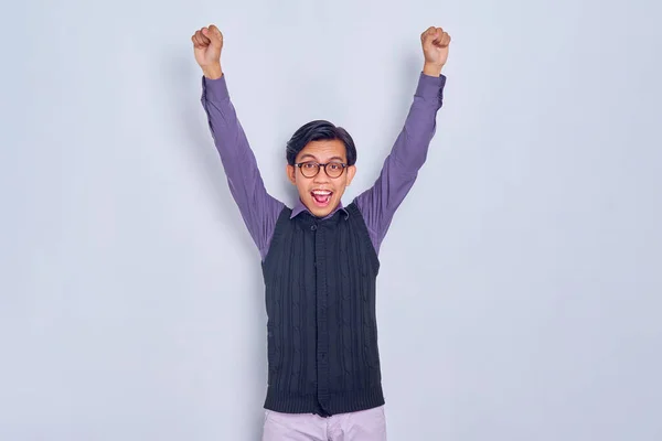 Nadšený Mladý Asijský Muž Ležérní Košili Vesta Slaví Vítězství Zvedl — Stock fotografie