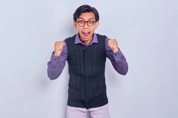 Gayri Resmi Gömlekli Yelekli Heyecanlı Asyalı Genç Adam Zaferi Kutluyor — Stok fotoğraf
