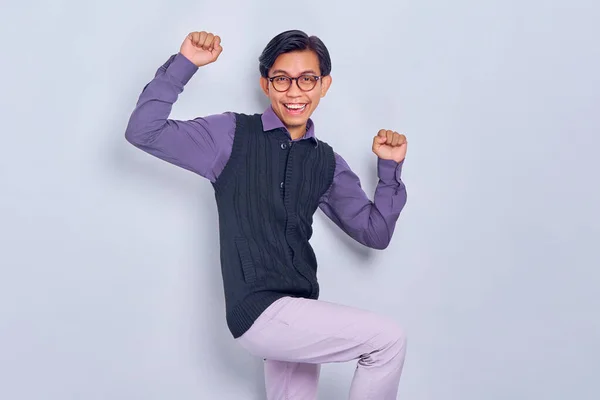 Nadšený Mladý Asijský Muž Ležérní Košili Vesta Slaví Vítězství Zvedl — Stock fotografie