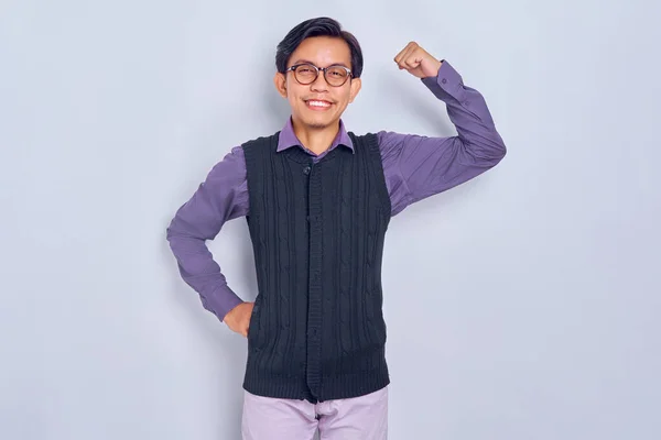 Uśmiechnięty Młody Azjata Luźnej Koszuli Kamizelce Podnosi Ręce Pokazuje Mięśnie — Zdjęcie stockowe