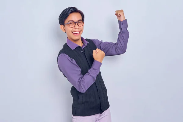 Jovem Asiático Entusiasmado Com Camisa Casual Colete Celebrando Vitória Sucesso — Fotografia de Stock